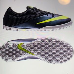 Never worn Nike soccer shoes